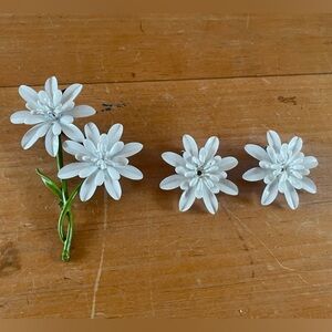 Beautiful large white metal daisy brooch and earrings set